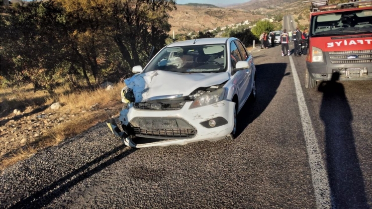 Otomobilin Arkadan Çarptığı Araç Takla Attı: 2 Yaralı