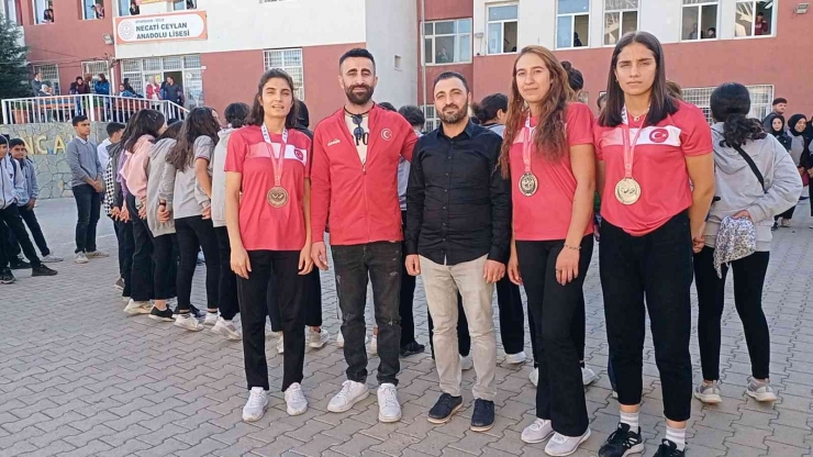 Dicle’nin Demir Bilekli Kızlarına Davullu Zurnalı Kutlama