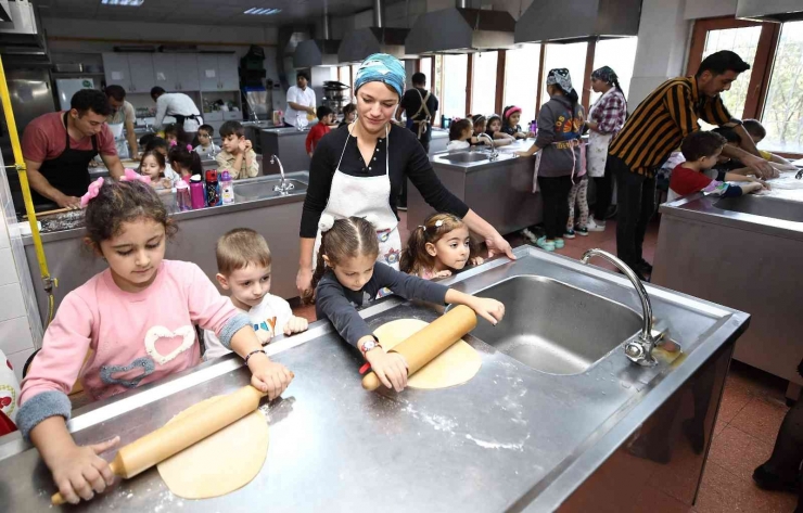 Kreş Öğrencileri Makarna Yaptı