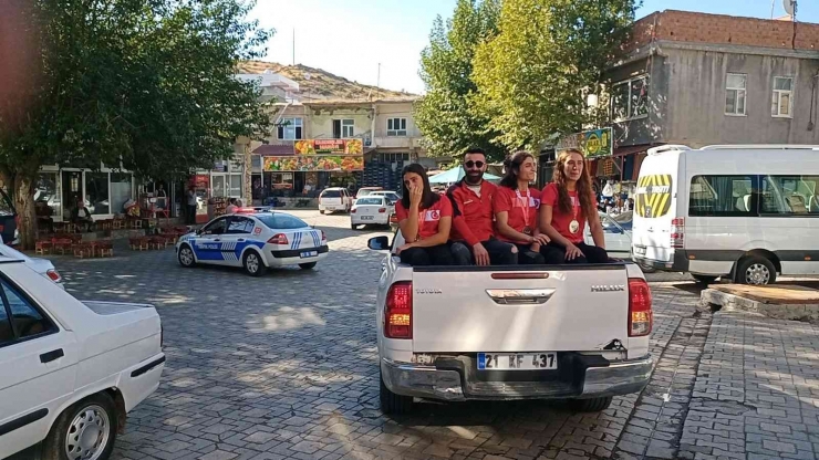 Dicle’nin Demir Bilekli Kızlarına Davullu Zurnalı Kutlama