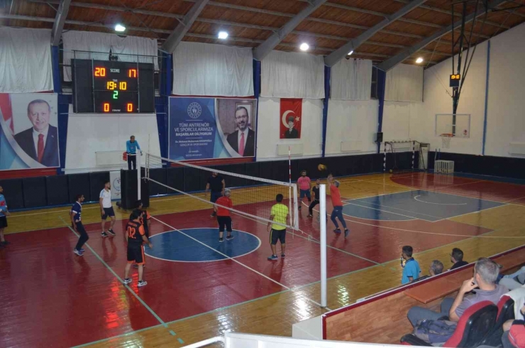 Kahta’da Okullararası Voleybol Turnuvası