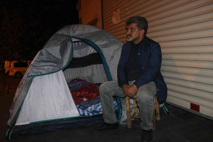 Çaresiz Baba Evladının Götürüldüğü Kapıda Gece Çadır Kurarak Bekliyor