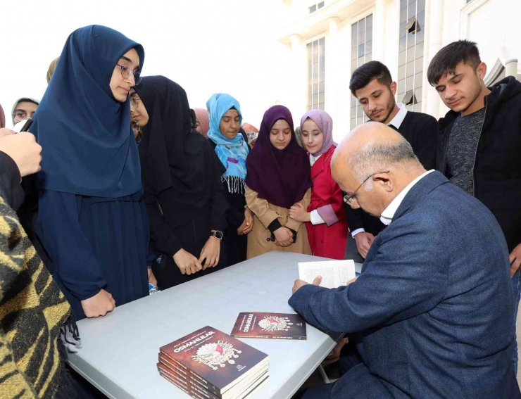 Gaün’de Kitap İmza Şöleni