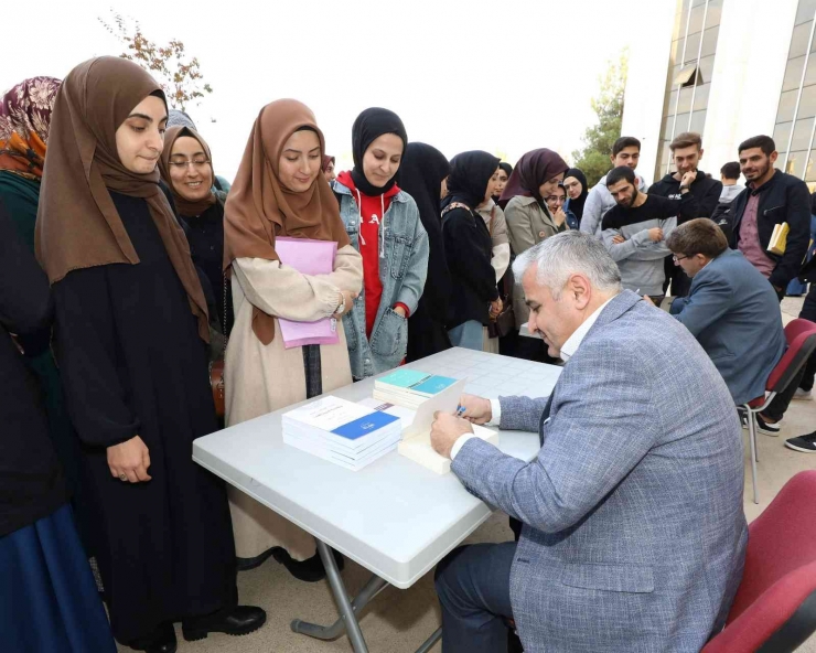 Gaün’de Kitap İmza Şöleni