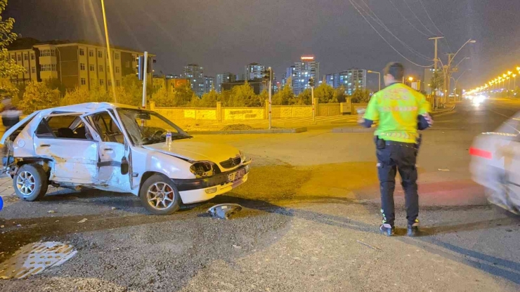 Kavşaktaki Çarpışma Sonucu Otomobil Kağıt Gibi Ezildi: 2 Yaralı