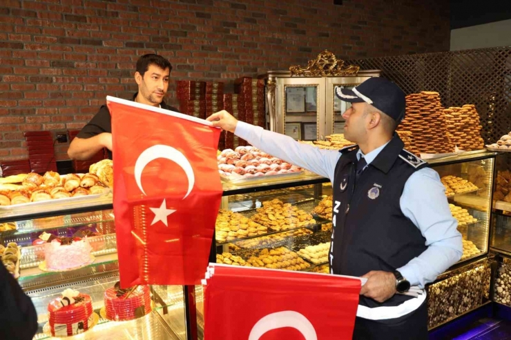 Karaköprü Bayraklarla Donatıldı