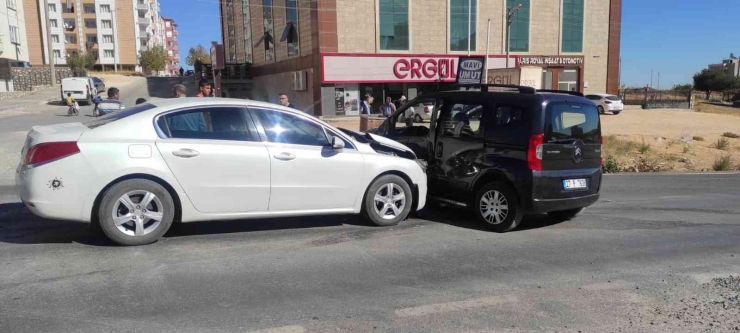 Besni’de Trafik Kazası: 2 Yaralı