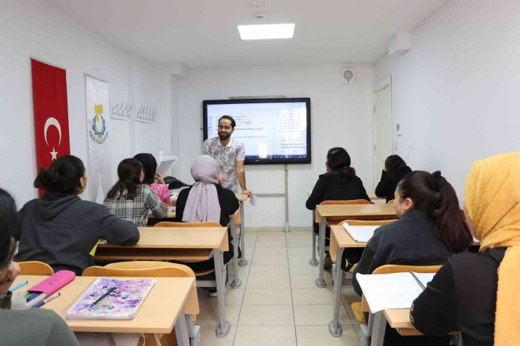 Üniversiteye Hazırlık Kursu İle Gençler Hayallerine Kavuşuyor