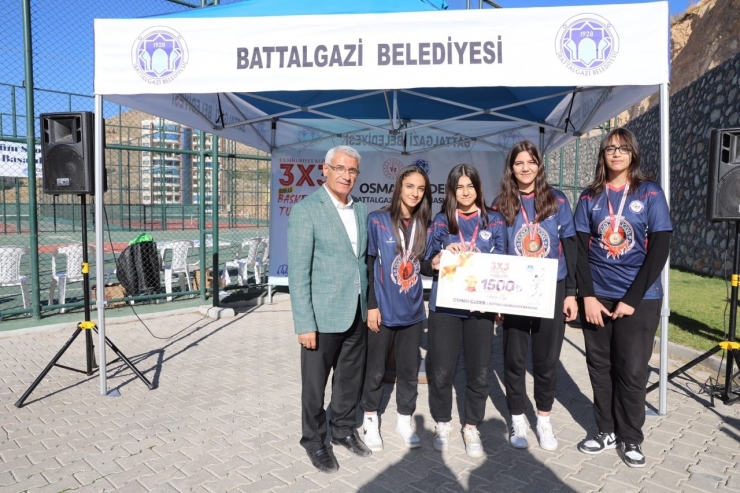 Battalgazi’de Cumhuriyet Kupası Basketbol Turnuvası İlgi Gördü