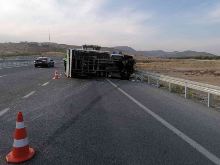 Devrilen Kamyonun Sürücüsü Yaralandı