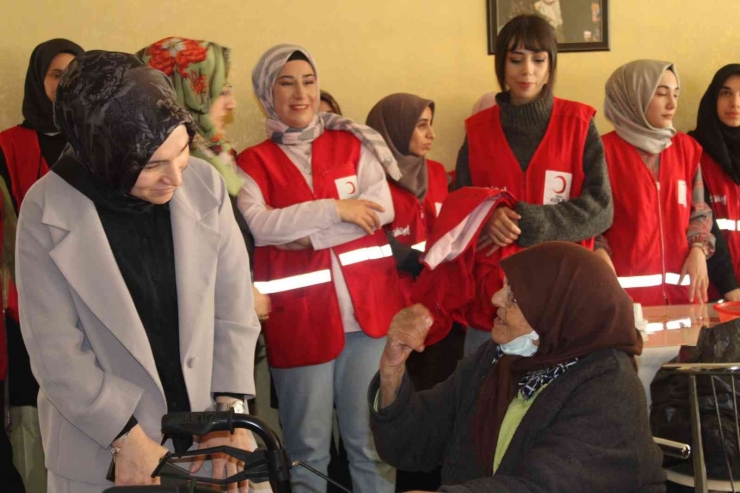 Kızılay Ekiplerinden Huzurevine Ziyaret