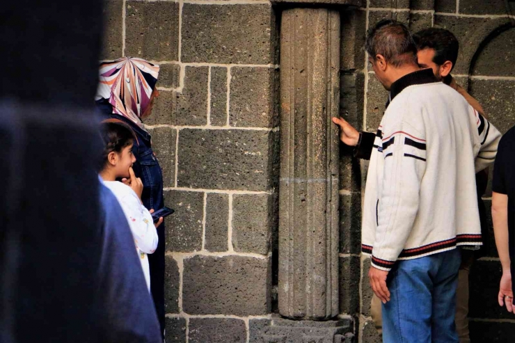 El Cezeri’nin Depremin Habercisi Olan Tarihi Sütunlarını Gören Turistler Hayran Kalıyor