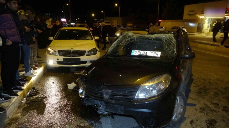 Otomobil Metrelerce Havaya Uçup Park Halindeki Aracın Üzerine Düştü