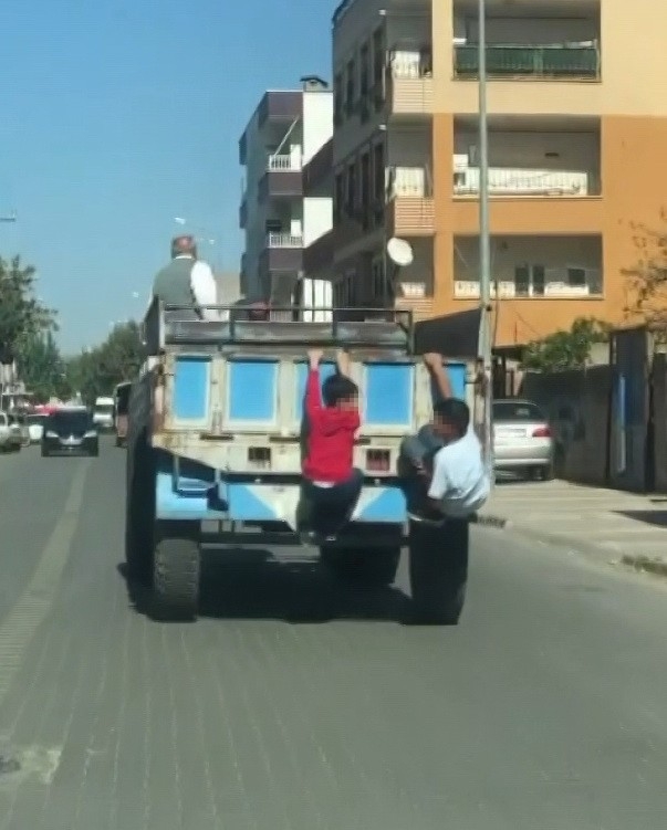 Traktör Römorkuna Asılan Çocuk Ölümden Döndü