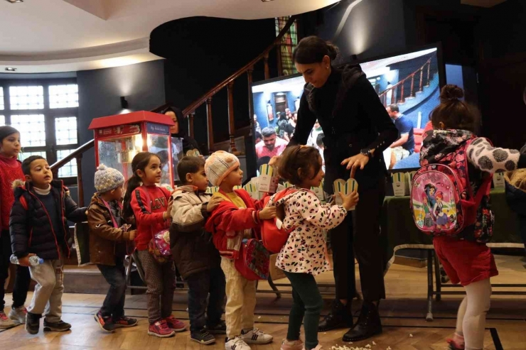 Çocuklar Dijital Sinemada Doru Çizgi Filmini İzledi