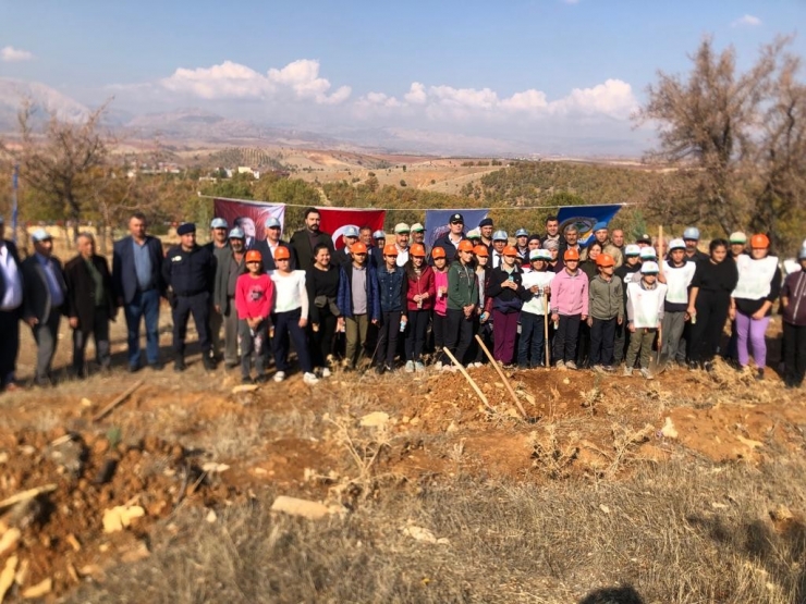 Gölbaşı İlçesinde Fidanlar Toprakla Buluşturuldu