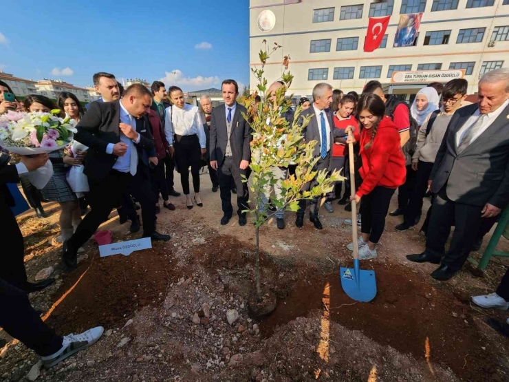 Öğrenciler Adına Fidan Dikildi