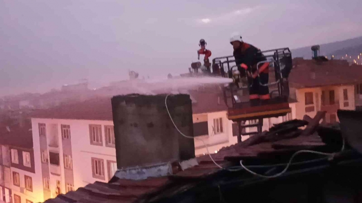 Malatya’da Korkutan Çatı Yangını
