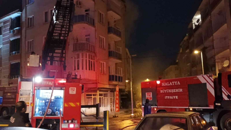 Malatya’da Korkutan Çatı Yangını