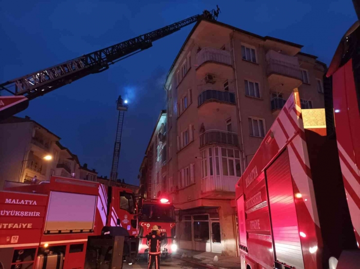 Malatya’da Korkutan Çatı Yangını