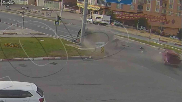 Farklı İllerde Dikkatsizlik Sonucu Meydana Gelen Trafik Kazaları Kgys Görüntülerine Yansıdı
