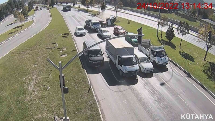 Farklı İllerde Dikkatsizlik Sonucu Meydana Gelen Trafik Kazaları Kgys Görüntülerine Yansıdı