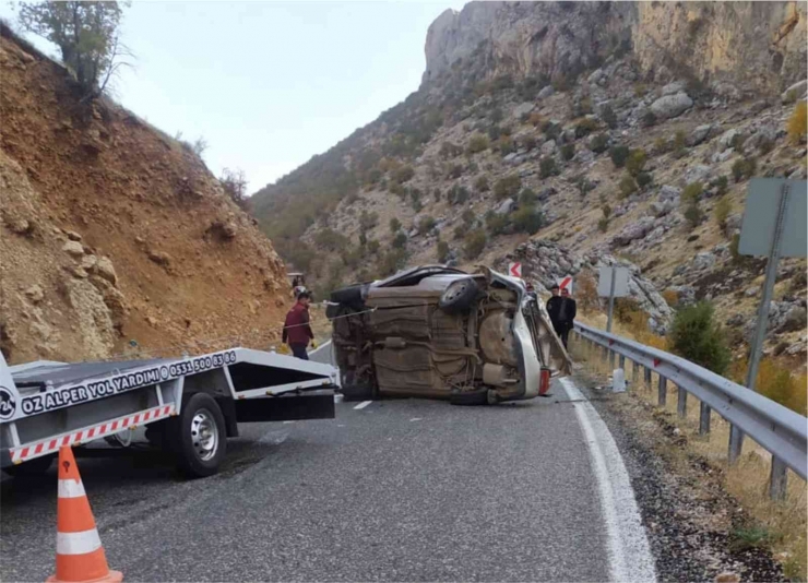 Adıyaman’da Takla Atan Otomobildeki 2 Kişi Yaralandı