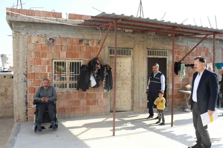 Üç Çocuk Babasının Akülü Tekerlekli Sandalye Sevinci