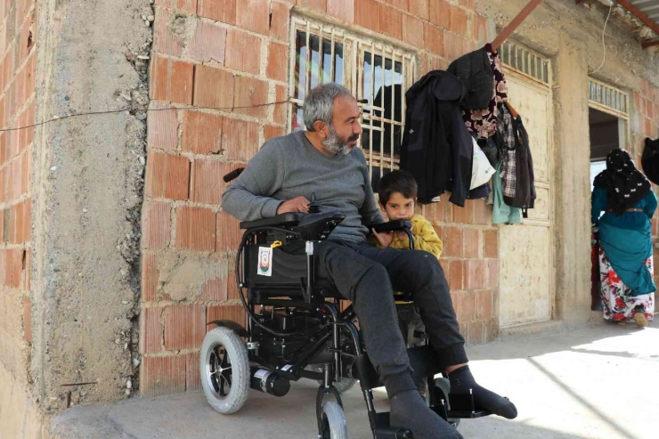 Üç Çocuk Babasının Akülü Tekerlekli Sandalye Sevinci