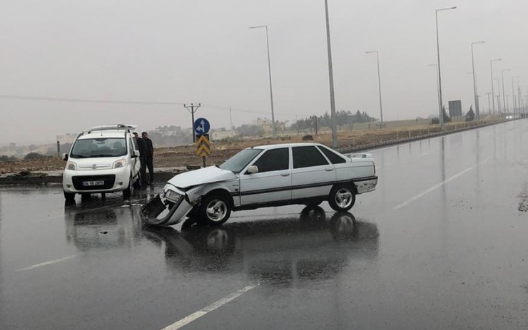 Hafif Ticari Araç İle Otomobil Kavşakta Çarpıştı: 2 Yaralı