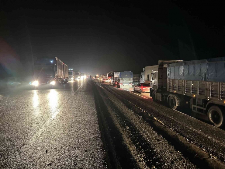 Siverek-diyarbakır Karayolunda Tır Devrildi: Yol 3 Saat Ulaşıma Kapandı