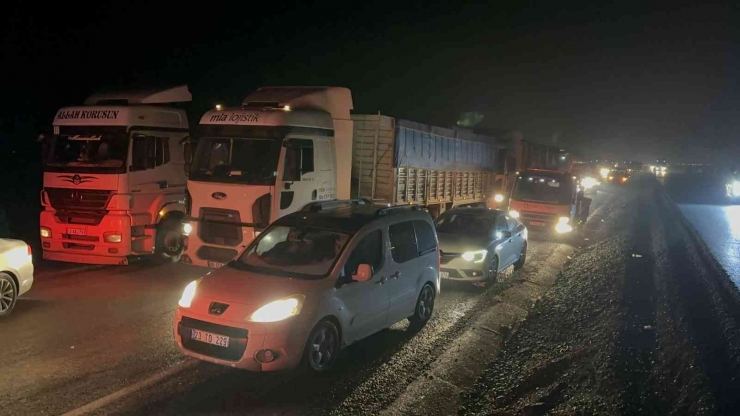 Siverek-diyarbakır Karayolunda Tır Devrildi: Yol 3 Saat Ulaşıma Kapandı