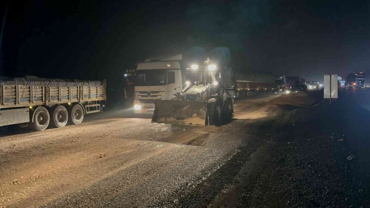 Siverek-diyarbakır Karayolunda Tır Devrildi: Yol 3 Saat Ulaşıma Kapandı