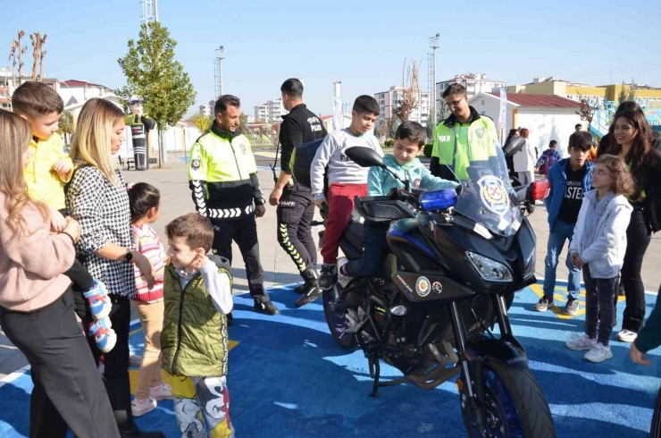 Özel Gereksinimli Öğrencilere Uygulamalı Trafik Eğitimi