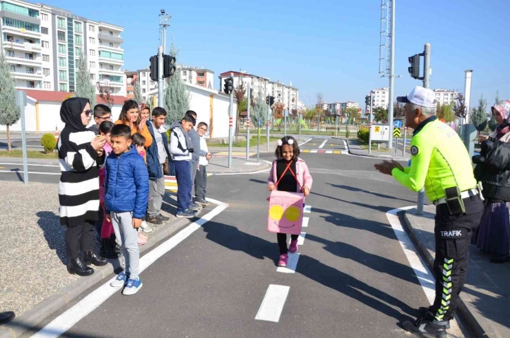 Özel Gereksinimli Öğrencilere Uygulamalı Trafik Eğitimi