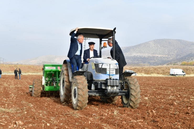 Örnek Köye Arpa Ve Buğday Tohumu Ekildi