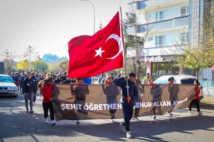 Şehit Öğretmen Ayşenur Alkan’ın Anısına Yürüdüler