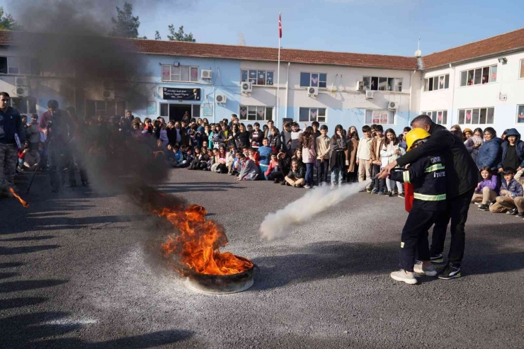 İtfaiyecilerden Ortaokul Öğrencilerine Yangın Eğitimi