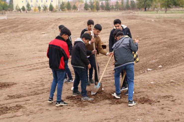 Taşımalı Eğitim Gören ‘liseli Çiftçiler’ Tarımda Üretim Merkezi Olma Yolunda