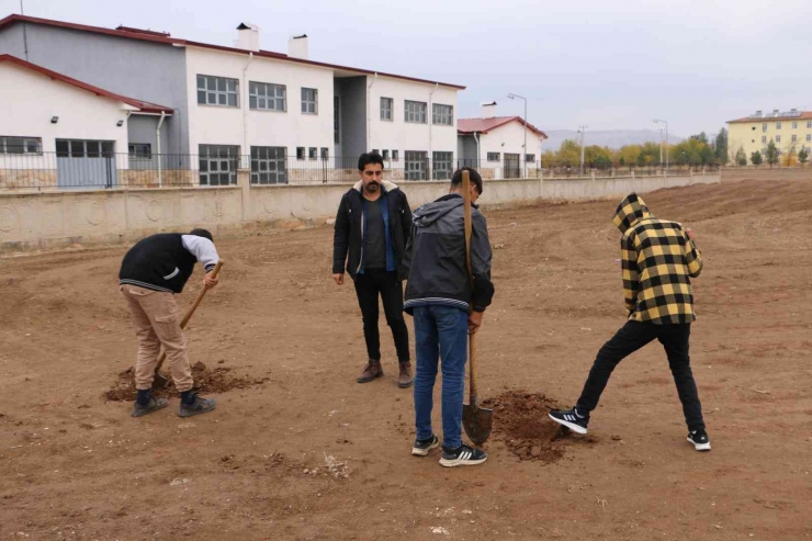 Taşımalı Eğitim Gören ‘liseli Çiftçiler’ Tarımda Üretim Merkezi Olma Yolunda