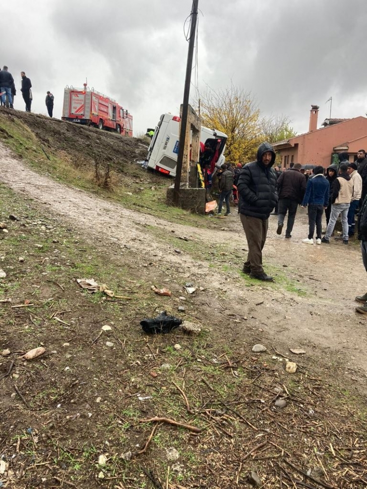 Diyarbakır’da Yolcu Otobüsü Devrildi: 3’ü Ağır 33 Yaralı