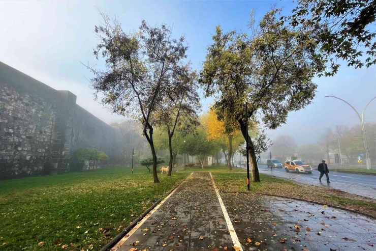 Diyarbakır’da Yoğun Sis Tarihi İlçede Görsel Şölen Oluşturdu