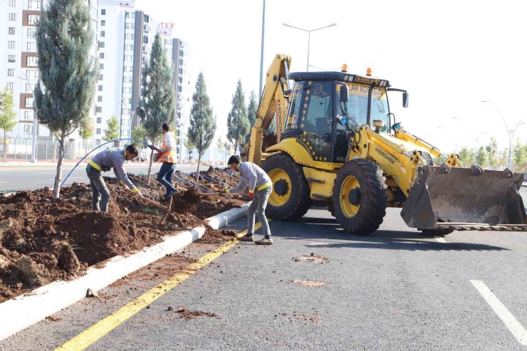 Diyarbakır’da Yeni İmar Alanlarında Refüj Ve Kavşaklar Düzenleniyor