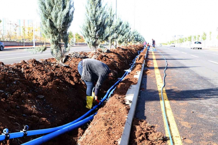 Diyarbakır’da Yeni İmar Alanlarında Refüj Ve Kavşaklar Düzenleniyor