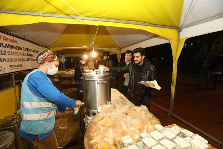 Üniversite Öğrencilerine Sınav Döneminde Yemek İkramı