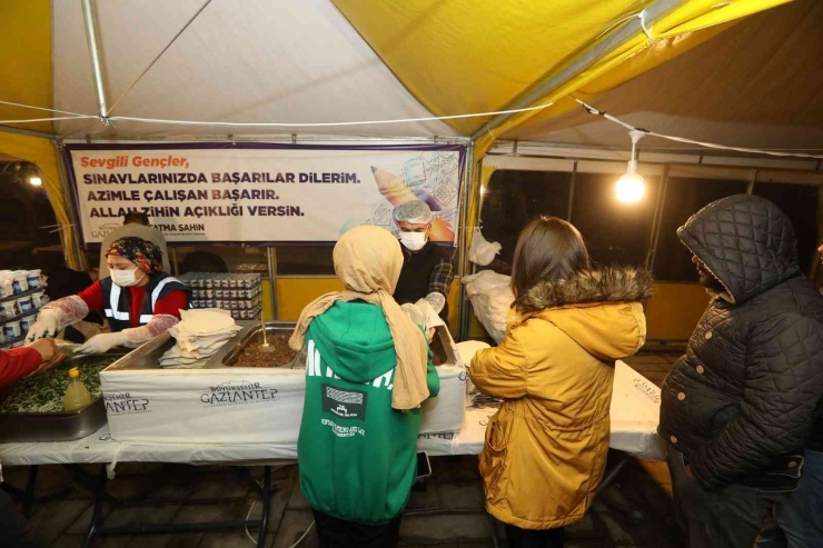 Üniversite Öğrencilerine Sınav Döneminde Yemek İkramı