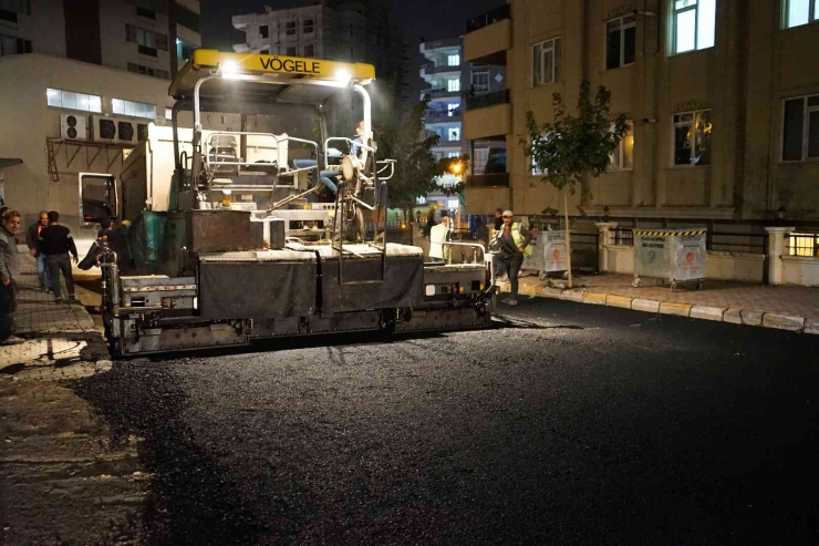 Karaköprü’de Asfaltlama Çalışmalarında Gece Mesaisi