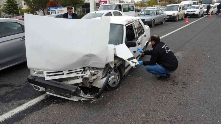 Kırmızı Işıkta Bekleyen Araçların Arasına Daldı