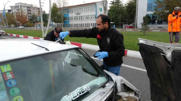 Kırmızı Işıkta Bekleyen Araçların Arasına Daldı