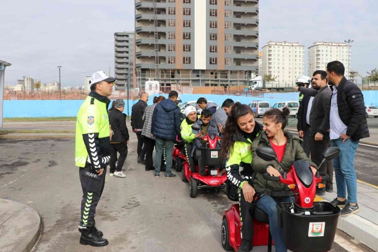 Şanlıurfa’da Engelli Çocuklar Polis Eşliğinde Araç Sürdü